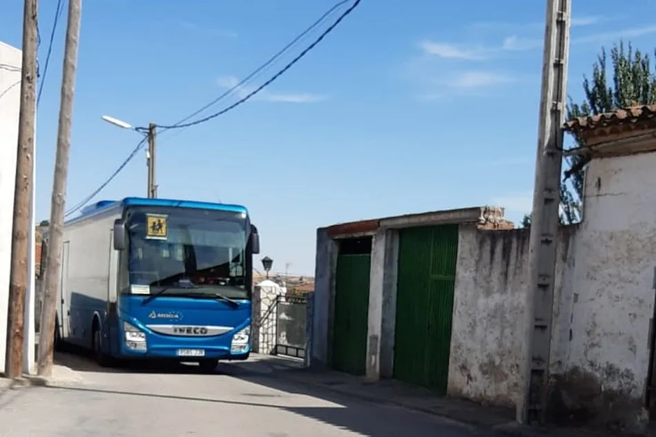 Foto 2 - Escolares de Almenara, Valverd&oacute;n y Villamayor, obligados a compartir el transporte con viajeros de ...