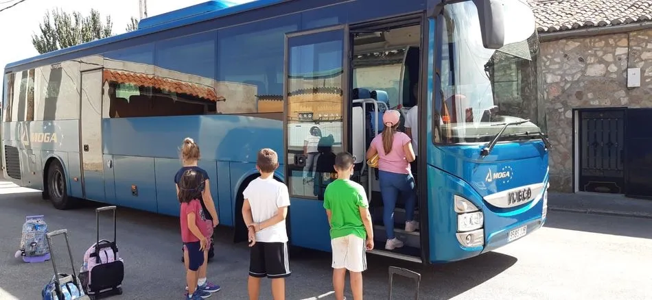Grupo de escolares, en una de las paradas del autobús que realiza la ruta escolar hasta Villamayor