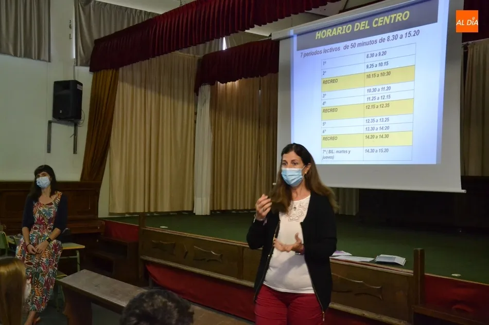 Explicación a los alumnos de 1º de la ESO del Fray del nuevo horario del centro