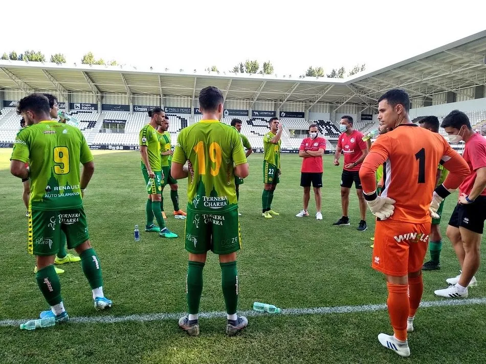 Foto 3 - Unionistas de Salamanca vence al Burgos de penalti en la primera prueba de pretemporada (0-1)