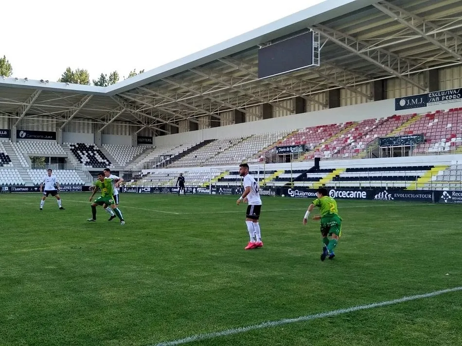 Foto 2 - Unionistas de Salamanca vence al Burgos de penalti en la primera prueba de pretemporada (0-1)