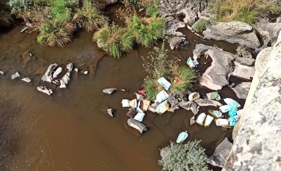 Foto 5 - Denuncian la aparici&oacute;n de varios sacos con enseres en el cauce del &Aacute;gueda  
