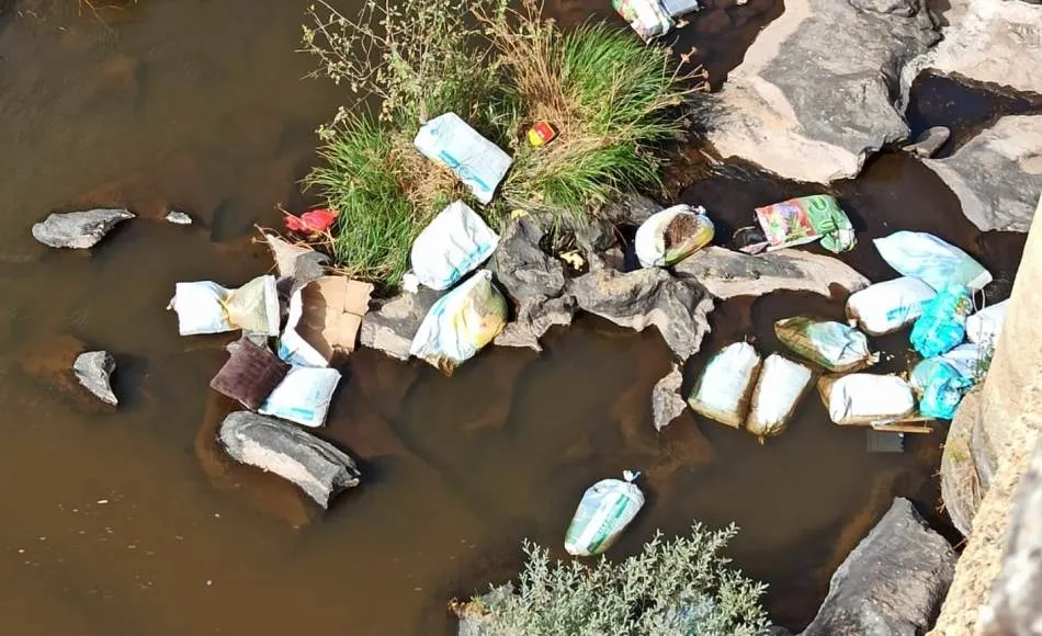Denuncian la aparición de varios sacos con enseres en el cauce del Águeda  