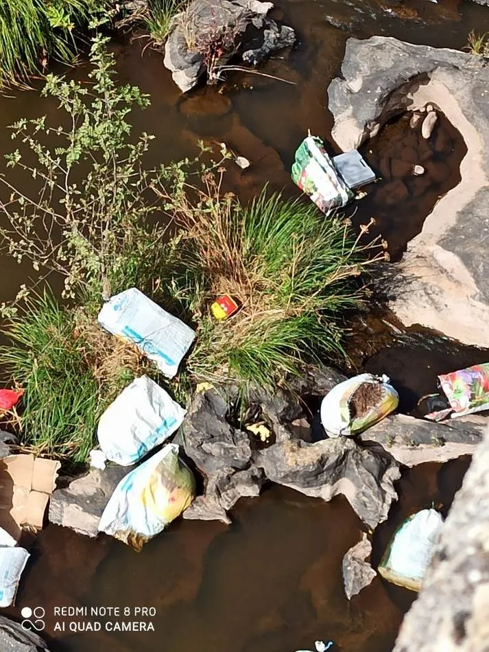 Foto 2 - Denuncian la aparici&oacute;n de varios sacos con enseres en el cauce del &Aacute;gueda  