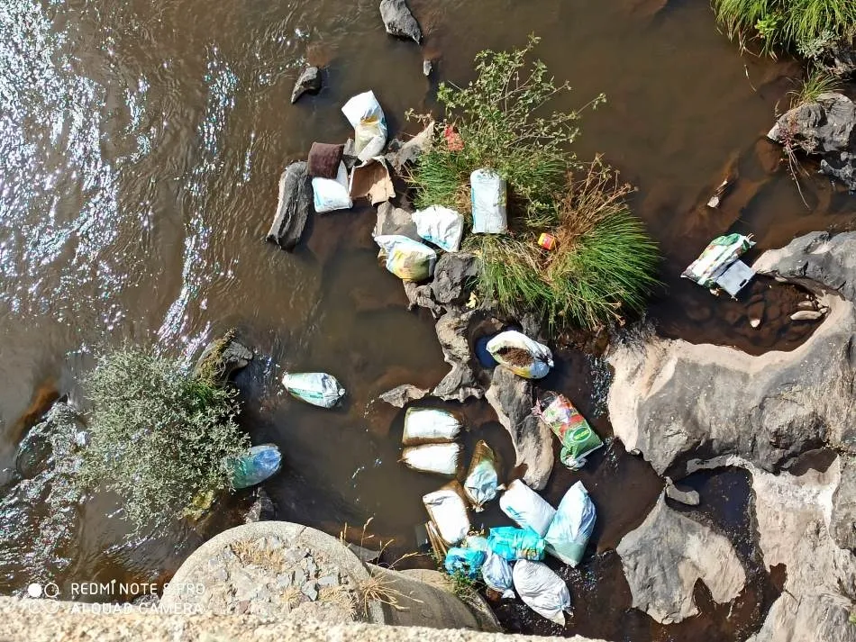 Foto 4 - Denuncian la aparici&oacute;n de varios sacos con enseres en el cauce del &Aacute;gueda  
