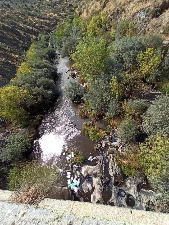 Foto 3 - Denuncian la aparici&oacute;n de varios sacos con enseres en el cauce del &Aacute;gueda  