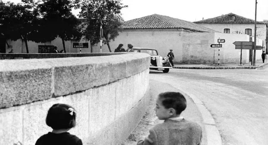 La salida del puente Enrique Estevan en los años 50