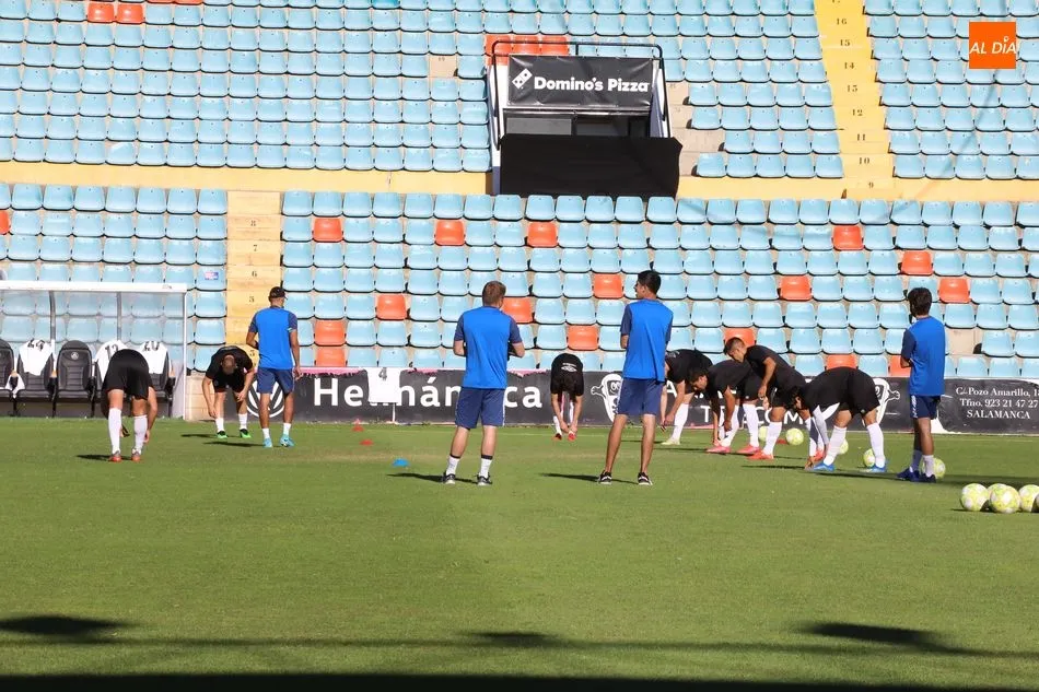 Jugadores del Salamanca UDS en el calentamiento previo al amistoso del miércoles anterior. Foto de Lydia González