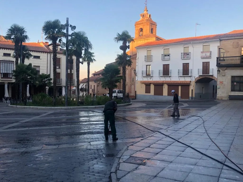 Labores de limpieza y desinfección en la Plaza Mayor de Alba de Tormes