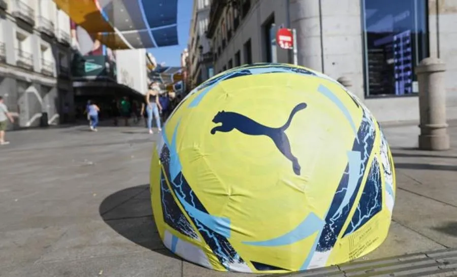 Uno de los balones-bolardo en Madrid. Foto de Jesús Hellín / EP