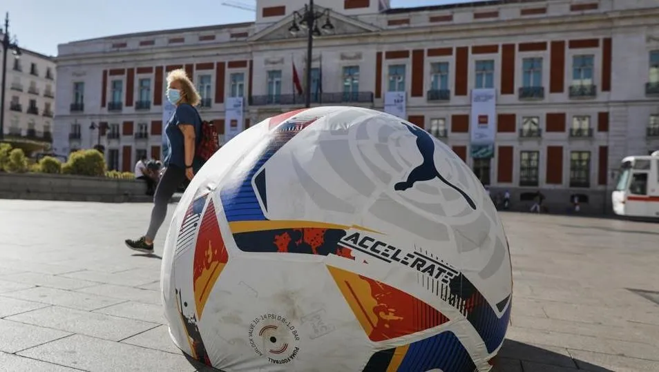 Foto 2 - Las lesiones por golpear balones simulados, que eran bolardos, cancelan la campa&ntilde;a de La Liga y...