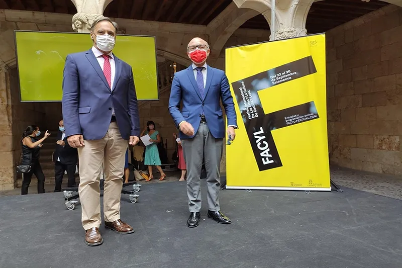 El alcalde de Salamanca (izda), junto al consejero de Cultura. EP