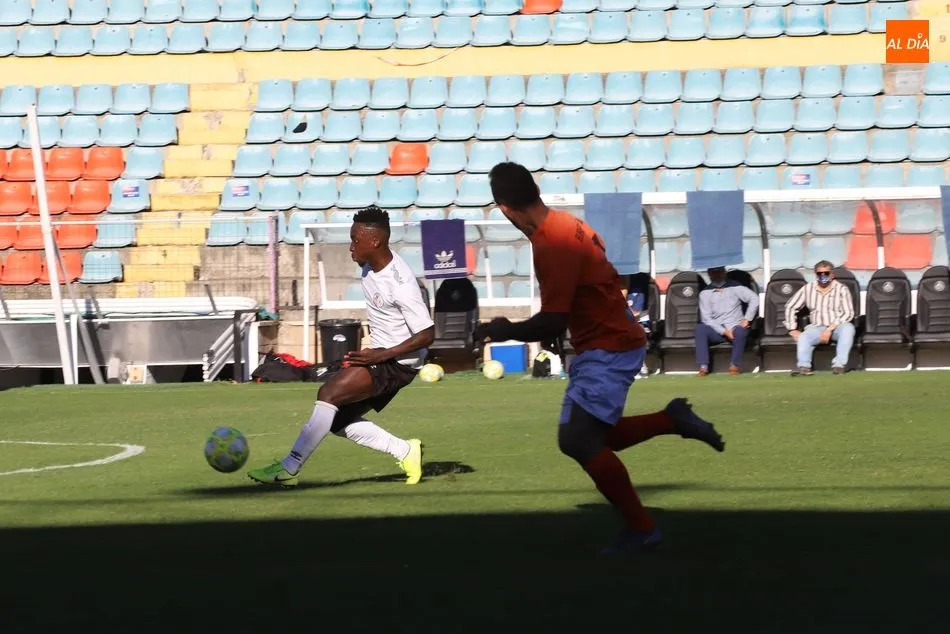 Ernest en una jugada del primer amistoso del Salamanca UDS ante el Ciudad Rodrigo. Foto de Lydia González