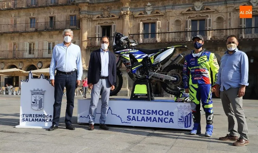 Lorenzo Santolino, junto al alcalde de Salamanca, Carlos García Carbayo, y otras autoridades en la Plaza Mayor. Foto de Lydia González