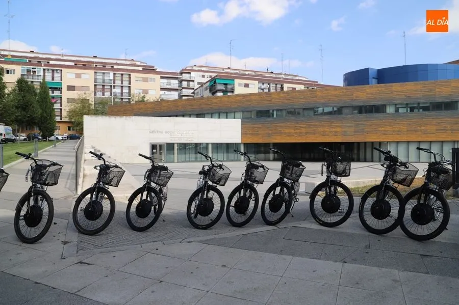 La plaza de Trujillo ganará actividad con una base de bicicletas de alquiler y la gestión municipal del centro social. Foto de Lydia González