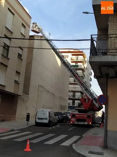 Foto 10 - La ca&iacute;da de una antena de tv moviliza a Bomberos y Polic&iacute;a Local en la calle Guatemala