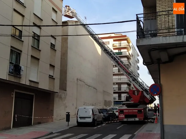 Foto 9 - La ca&iacute;da de una antena de tv moviliza a Bomberos y Polic&iacute;a Local en la calle Guatemala