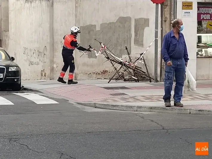 Foto 7 - La ca&iacute;da de una antena de tv moviliza a Bomberos y Polic&iacute;a Local en la calle Guatemala