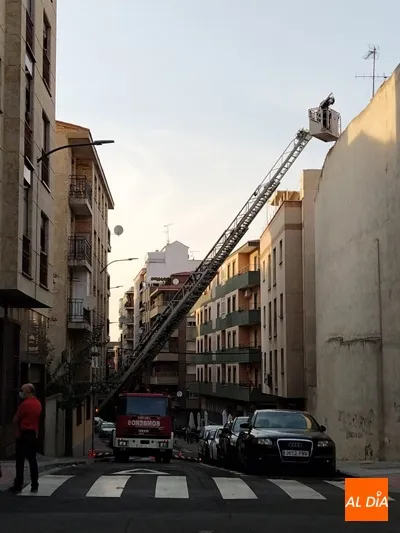 Foto 6 - La ca&iacute;da de una antena de tv moviliza a Bomberos y Polic&iacute;a Local en la calle Guatemala