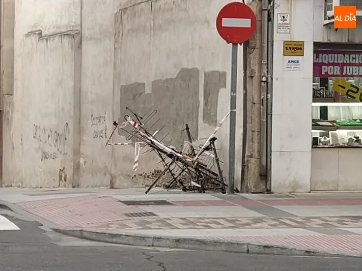 Foto 4 - La ca&iacute;da de una antena de tv moviliza a Bomberos y Polic&iacute;a Local en la calle Guatemala