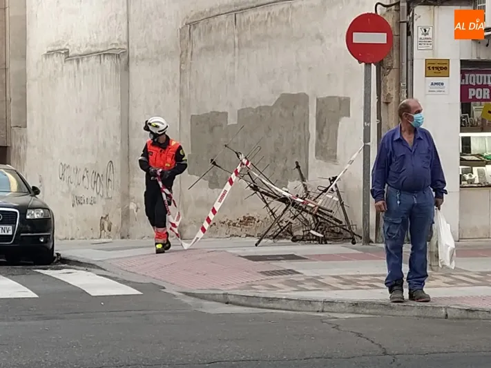 Foto 3 - La ca&iacute;da de una antena de tv moviliza a Bomberos y Polic&iacute;a Local en la calle Guatemala