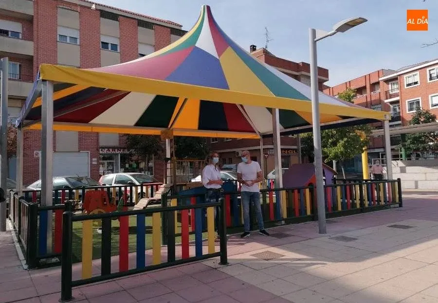 Visita de la edil de Fomento, Marta Labrador, a la nueva carpa de la Plaza Mayor. Foto de Lydia González