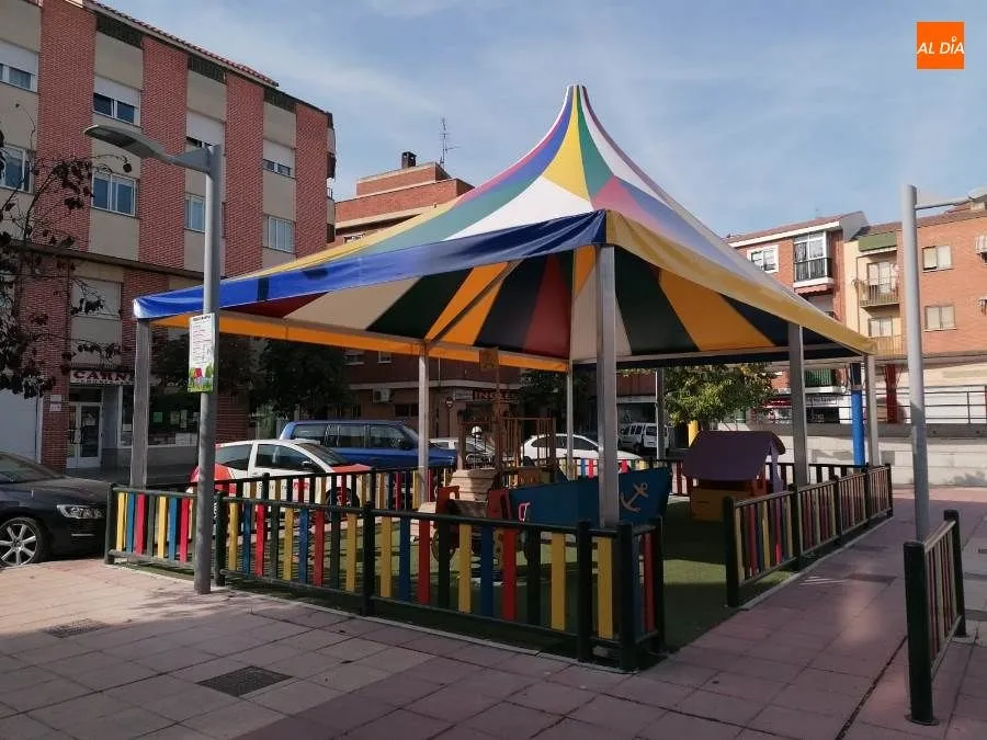 Foto 2 - El parque infantil de la Plaza Mayor de Santa Marta estrena una colorida carpa