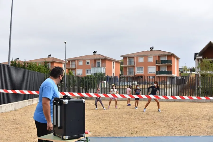 Foto 4 - Carbajosa comienza el curso con un programa radiof&oacute;nico que amenizar&aacute; los recreos escolares