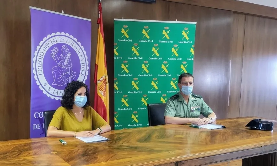 La presidenta del Colegio Oficial de Farmacéuticos de Salamanca, María Engracia Pérez Palomero, y el teniente coronel Jefe de la Comandancia de Salamanca, Jorge Montero Llácer, han firmado hoy este convenio