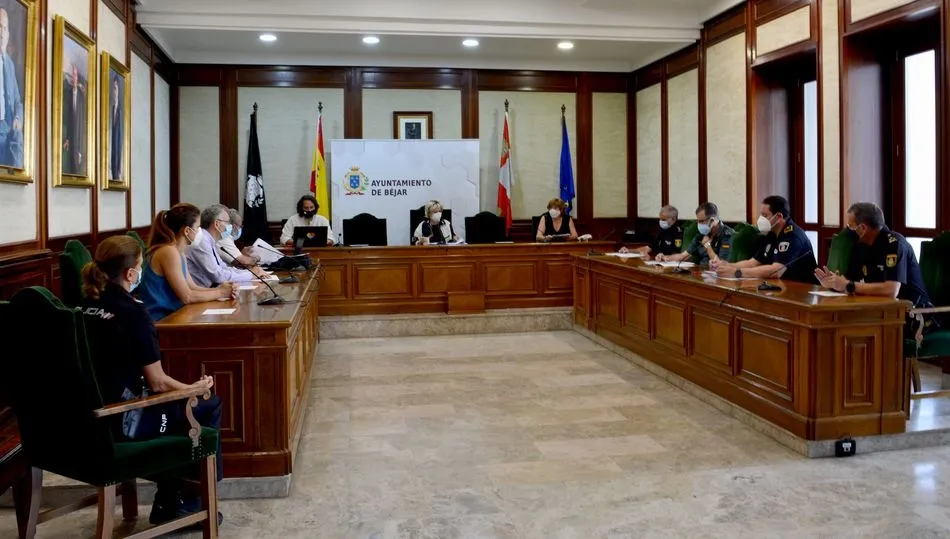 Reunión de la Junta Local de Seguridad en el salón de plenos del ayuntamiento de Béjar
