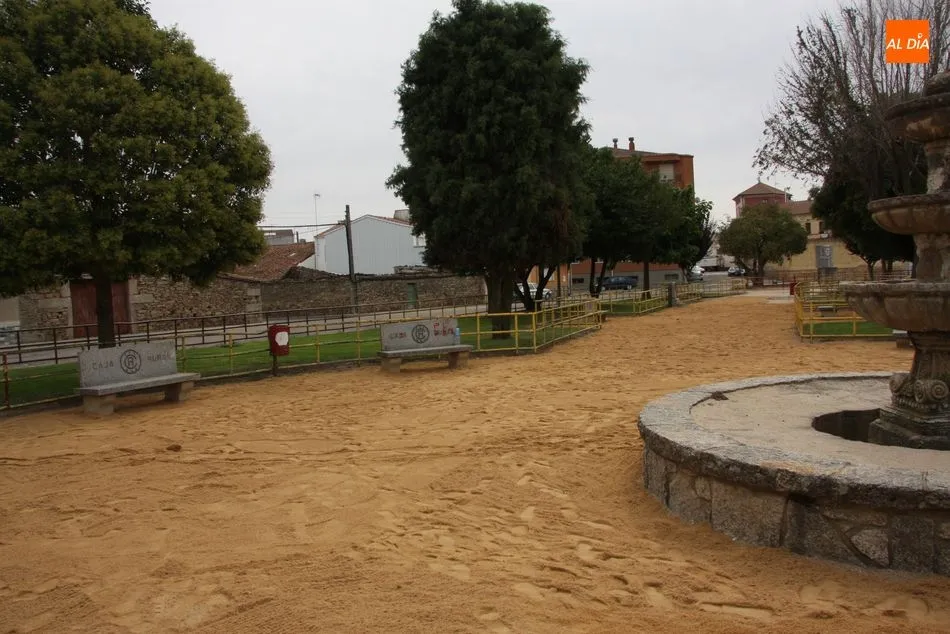 Foto 6 - El Ayuntamiento de Vitigudino adecenta los parques y mejora la se&ntilde;alizaci&oacute;n horizontal  