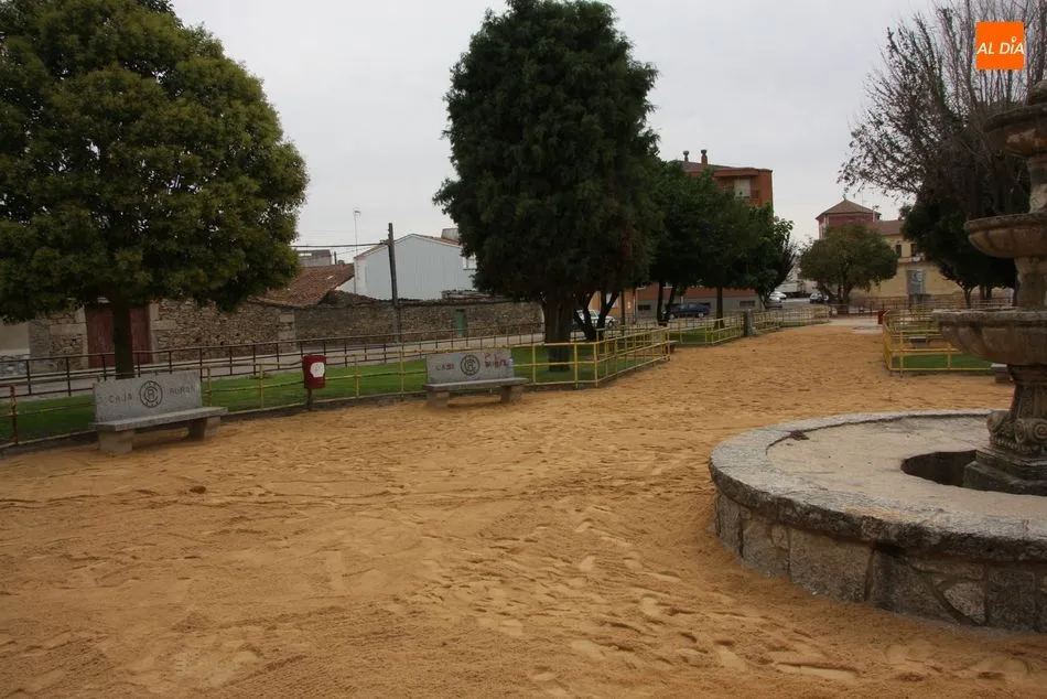 Foto 3 - El Ayuntamiento de Vitigudino adecenta los parques y mejora la se&ntilde;alizaci&oacute;n horizontal  