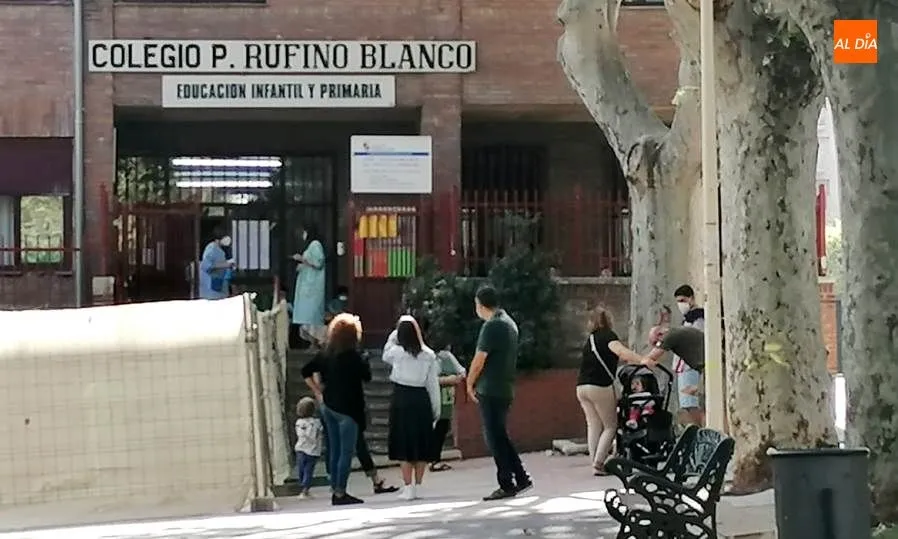 Entrada principal del CEIP Rufino Blanco, uno de los colegios afectados por el cierre de un aula