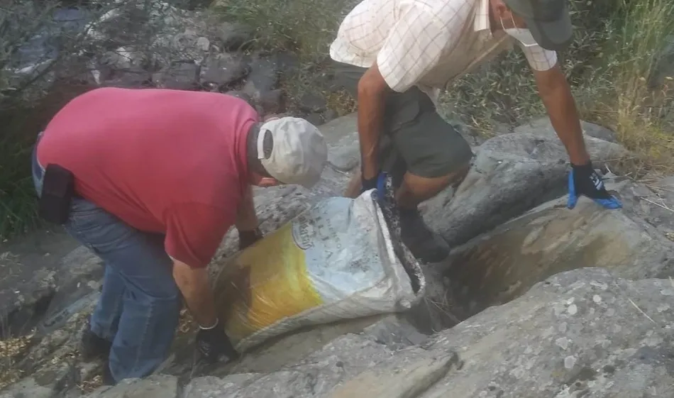 APCRA retira los enseres hallados en el lecho del río Águeda  