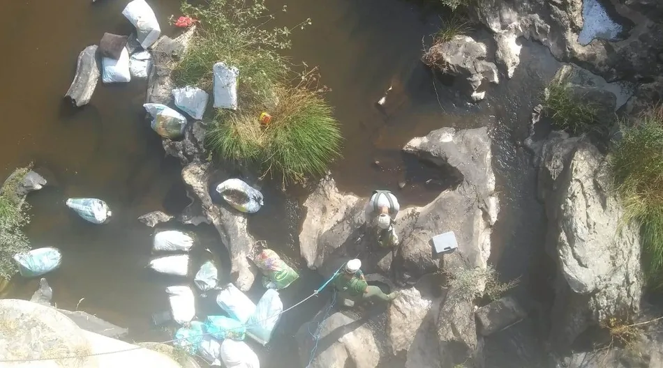 Foto 10 - APCRA retira los enseres hallados en el lecho del r&iacute;o &Aacute;gueda  