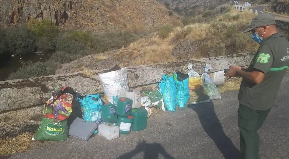 Foto 5 - APCRA retira los enseres hallados en el lecho del r&iacute;o &Aacute;gueda  