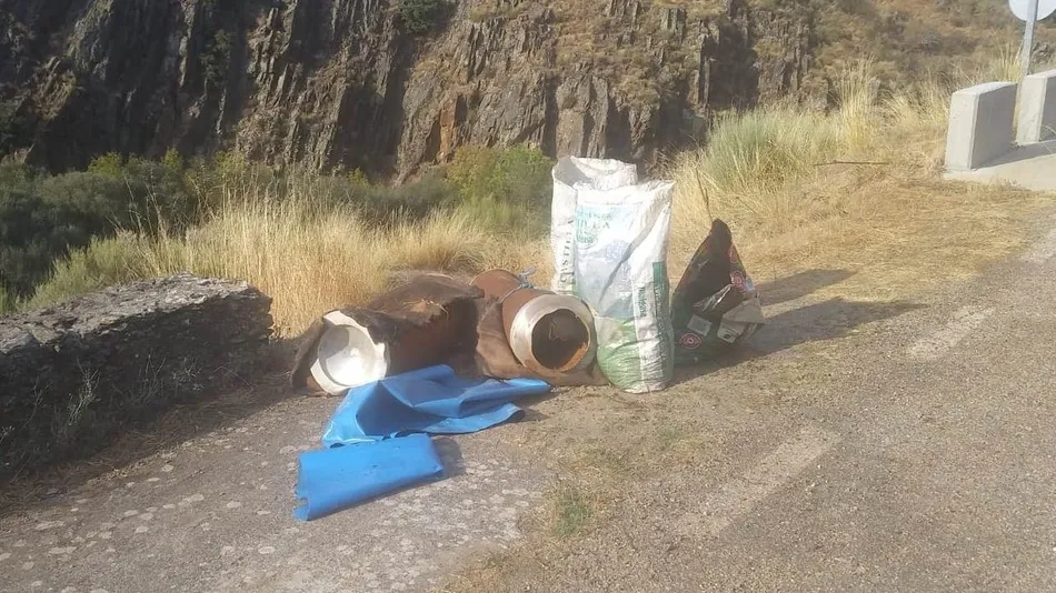 Foto 7 - APCRA retira los enseres hallados en el lecho del r&iacute;o &Aacute;gueda  