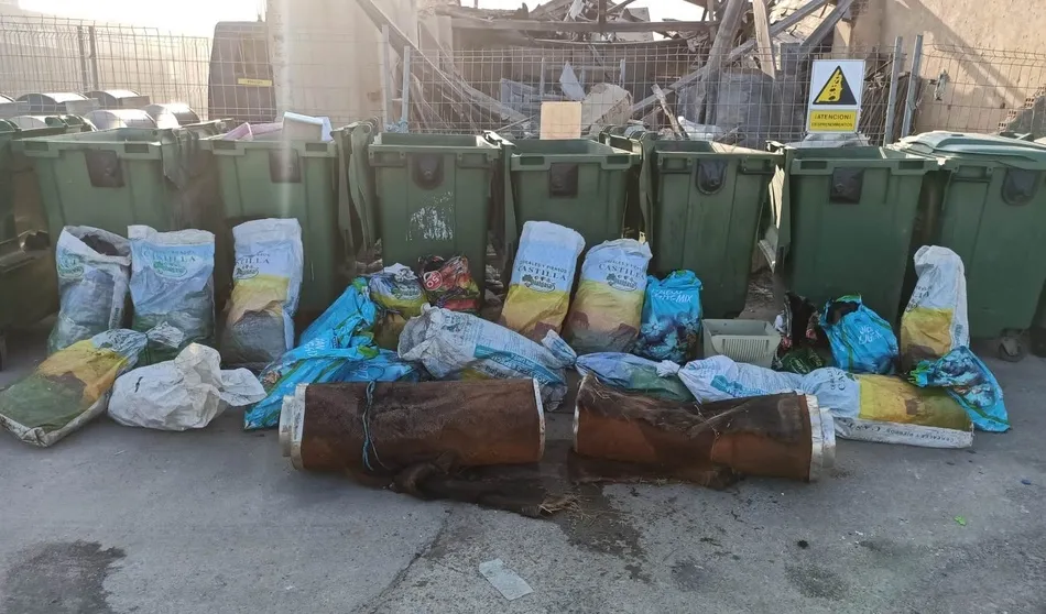 Foto 3 - APCRA retira los enseres hallados en el lecho del r&iacute;o &Aacute;gueda  