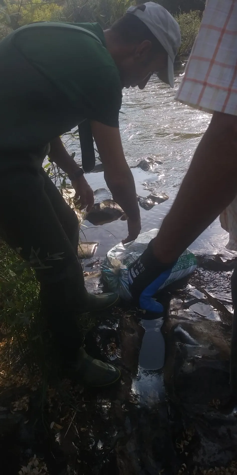Foto 8 - APCRA retira los enseres hallados en el lecho del r&iacute;o &Aacute;gueda  