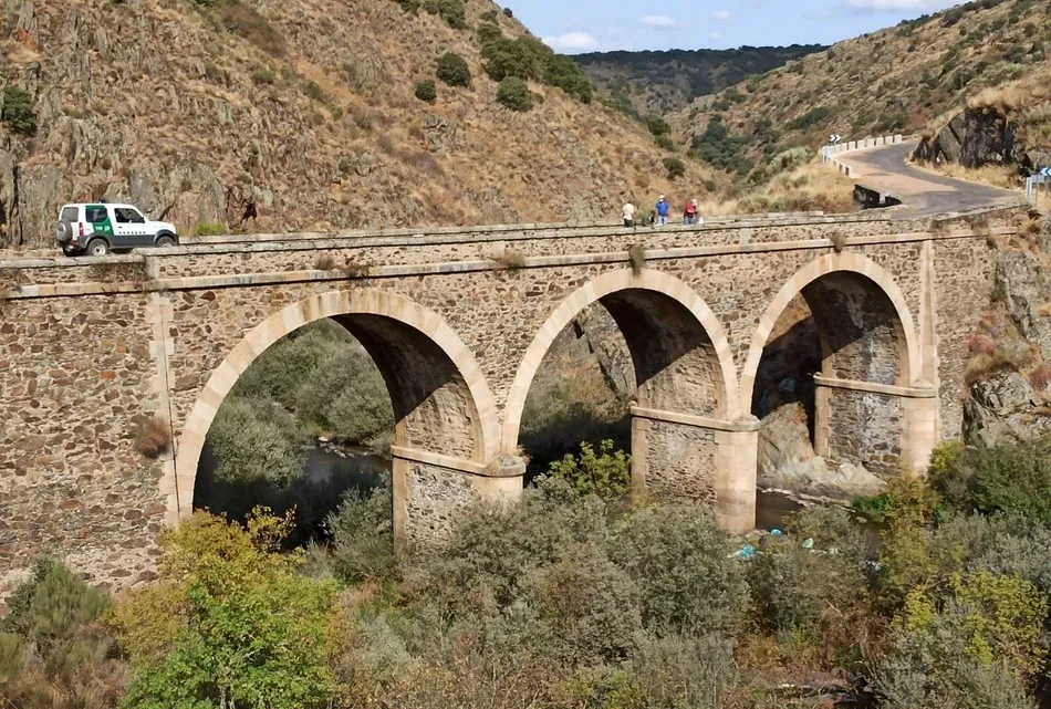 Foto 4 - APCRA retira los enseres hallados en el lecho del r&iacute;o &Aacute;gueda  