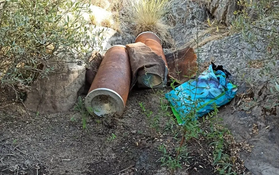 Foto 9 - APCRA retira los enseres hallados en el lecho del r&iacute;o &Aacute;gueda  