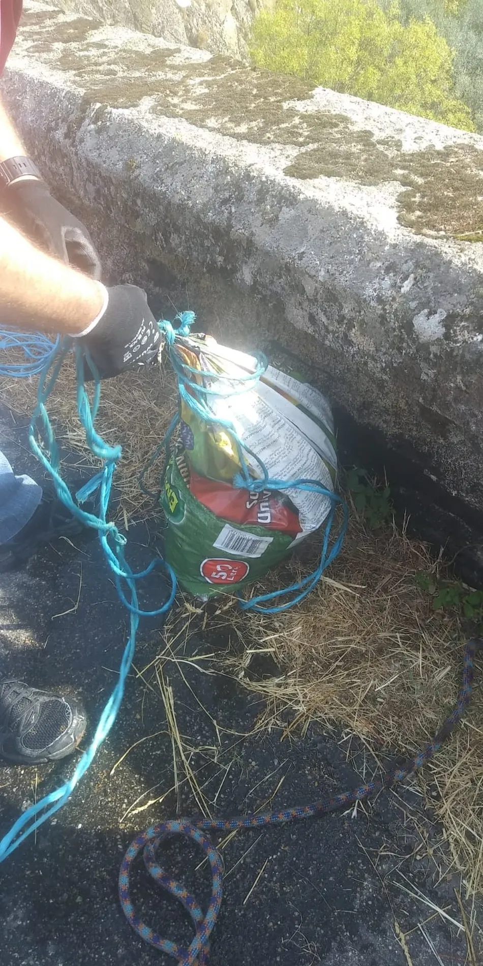 Foto 6 - APCRA retira los enseres hallados en el lecho del r&iacute;o &Aacute;gueda  