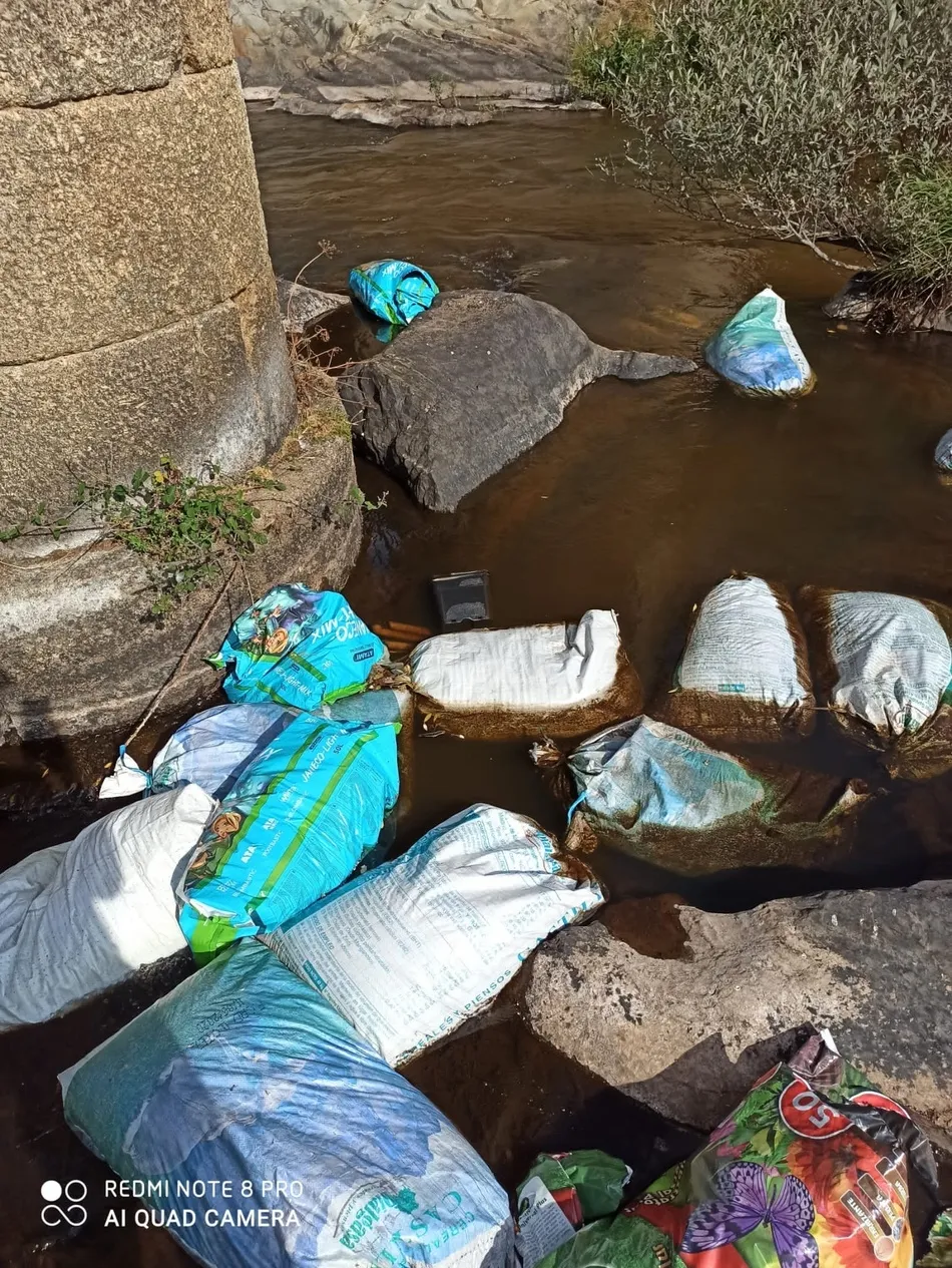 Foto 11 - APCRA retira los enseres hallados en el lecho del r&iacute;o &Aacute;gueda  