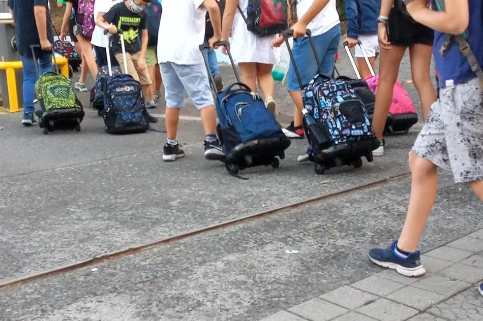 Alumnos a la entrada de un colegio. Foto: EP