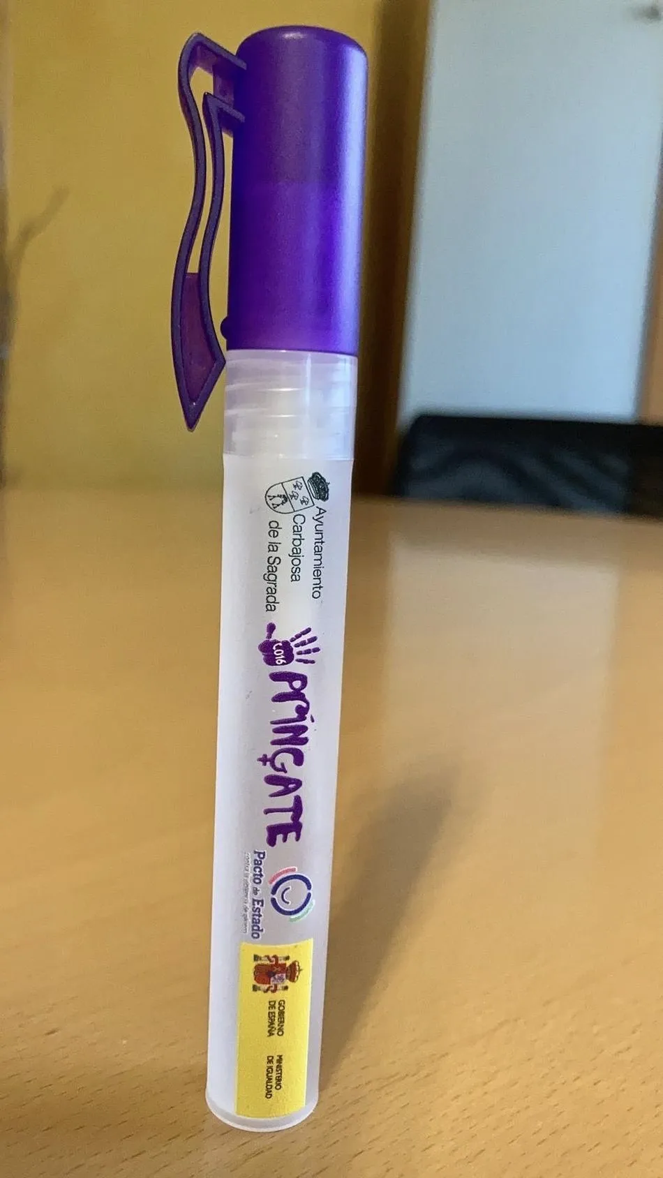 Foto 2 - Carbajosa distribuye dispensadores de gel hidroalcoh&oacute;lico dentro de la campa&ntilde;a &lsquo;Pr&iacute;ngate...