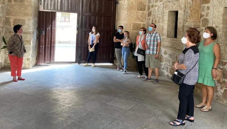 Un nuevo grupo de visitantes recorre la zona noble del Palacio Episcopal  