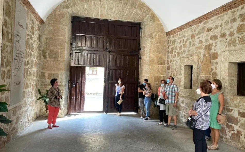 Foto 3 - Un nuevo grupo de visitantes recorre la zona noble del Palacio Episcopal  