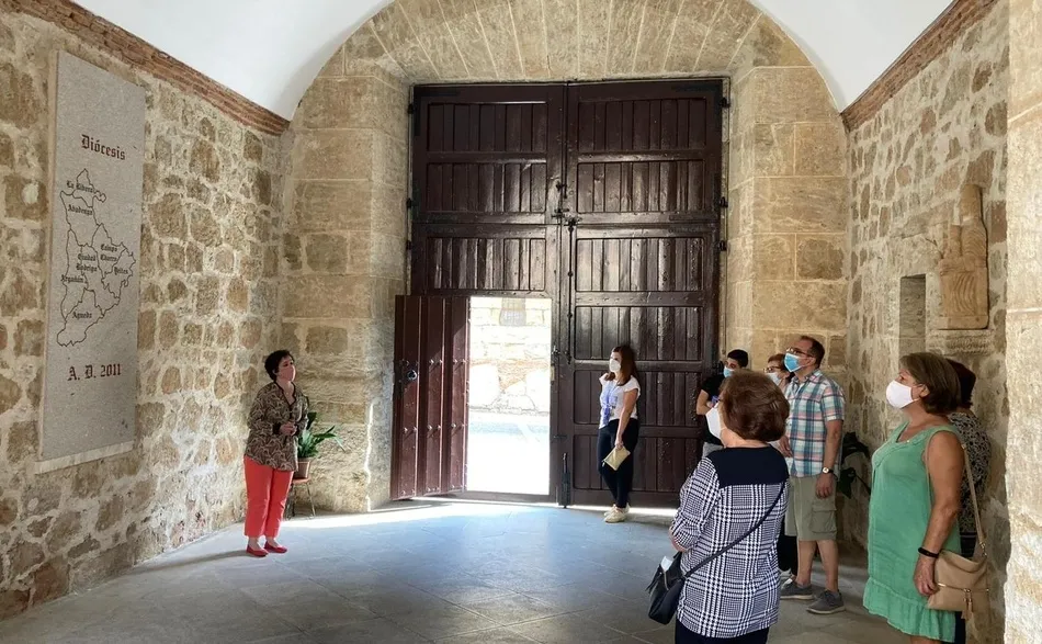 Foto 2 - Un nuevo grupo de visitantes recorre la zona noble del Palacio Episcopal  