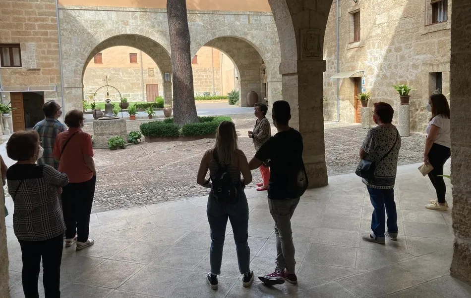 Foto 4 - Un nuevo grupo de visitantes recorre la zona noble del Palacio Episcopal  