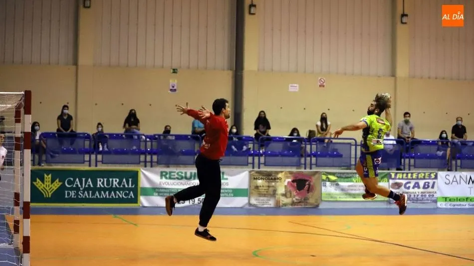 Javi, ante un rival, con el público de fondo / Lydia González